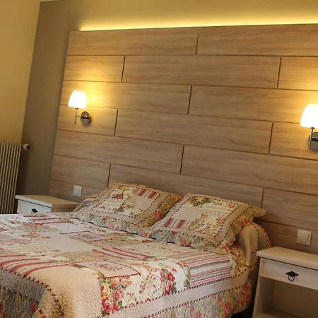 Hotel Restaurant Aux Genets D'Or Mandailles-Saint-Julien エクステリア 写真