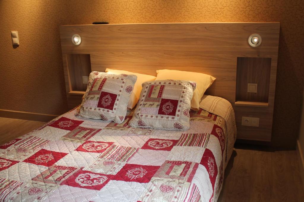 Hotel Restaurant Aux Genets D'Or Mandailles-Saint-Julien エクステリア 写真