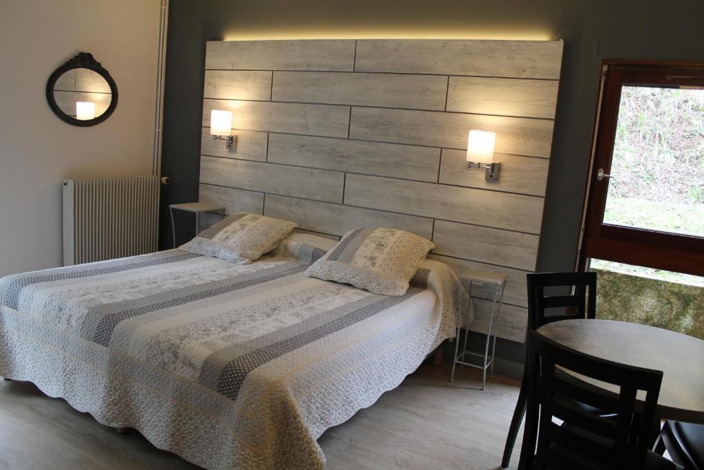 Hotel Restaurant Aux Genets D'Or Mandailles-Saint-Julien 部屋 写真