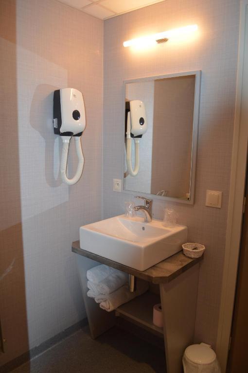 Hotel Restaurant Aux Genets D'Or Mandailles-Saint-Julien エクステリア 写真