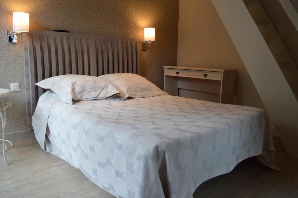 Hotel Restaurant Aux Genets D'Or Mandailles-Saint-Julien エクステリア 写真